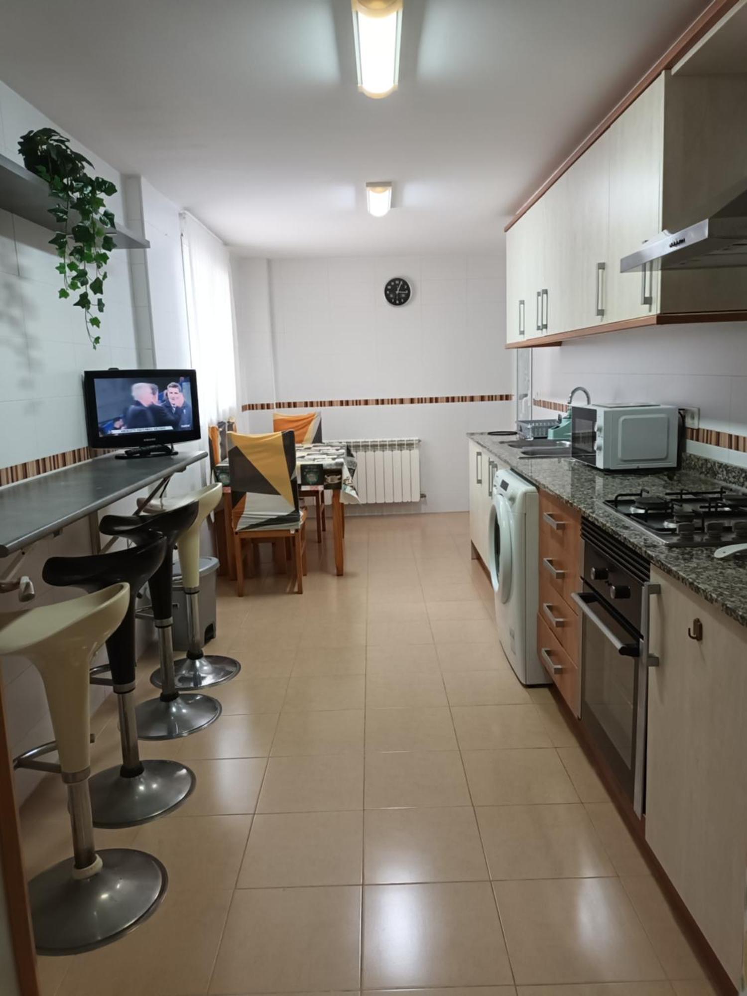 Piso Amplio De 3 Habitaciones, 2 Banos, Ascensor Y Parking Бурриана Экстерьер фото